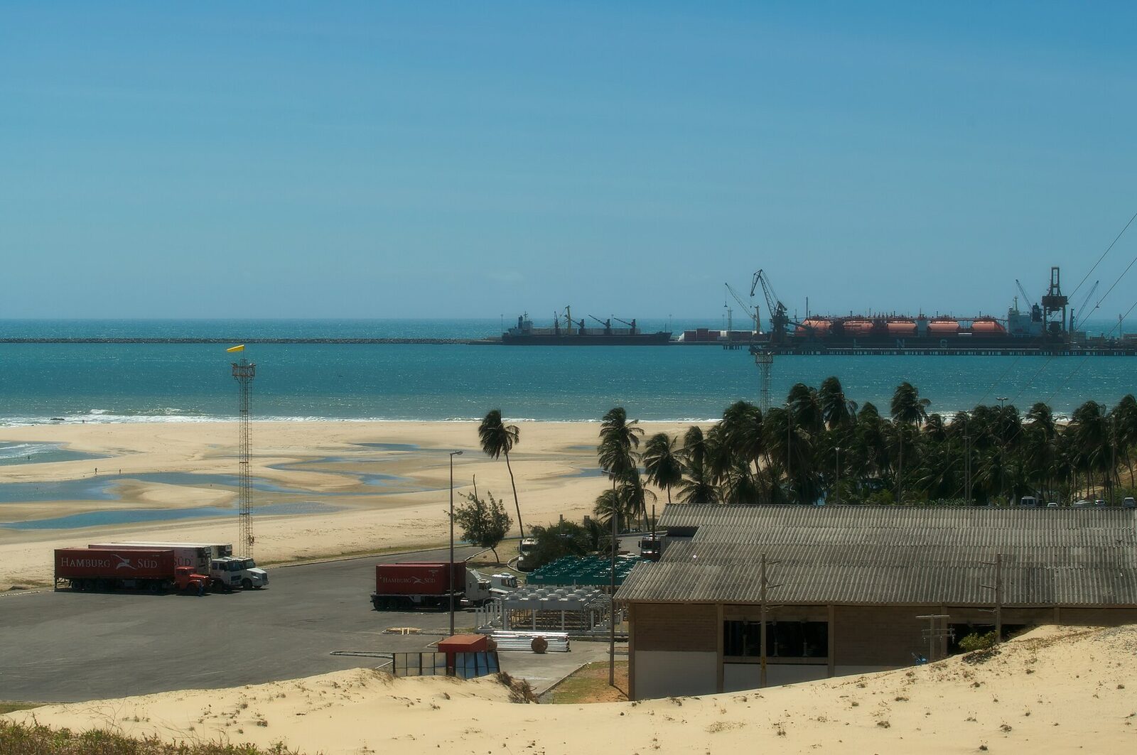 Porto do Pecém visto da praia, Ceará
