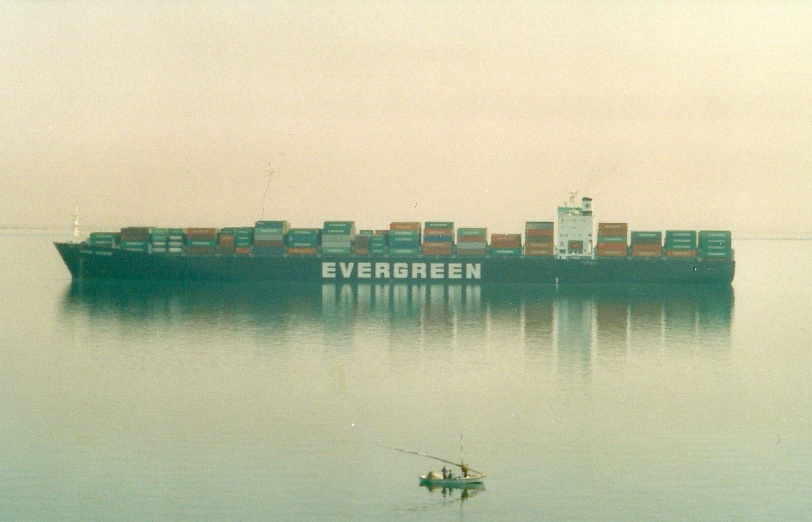 Navio porta-contêineres da Evergreen no Grande Lago Amargo, Canal de Suez